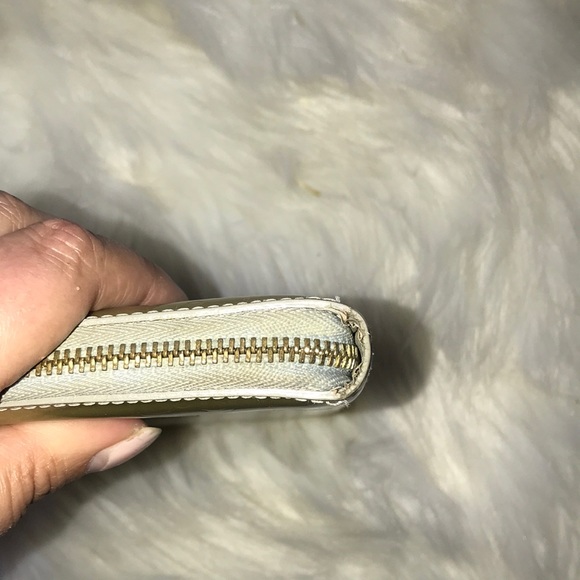 AUTHENTIC LOUIS VUITTON VERNIS GOLD ZIPPER WALLET - Picture 9 of 16